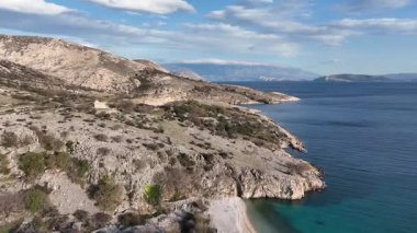 Stara Baska yakınlarındaki vahşi kayalık kıyı şeridi dramatik uçurumlar ve şeffaf deniz, dokunulmamış doğa ve havadan görünen uzak güzellik..