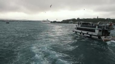 İstanbul, Türkiye - 3 Aralık 2023. İstanbul 'un Asyalı ve Avrupalı kesimleri arasında insanları taşıyan yolcu feribotunun İstanbul' da güzel manzarası.