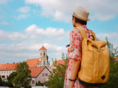 Varazdin sokaklarında yaz günü eski, tarihi şehir merkezinde yürüyen güzel bir kadın. Güzel sokakları keşfeden turist, kırktan şehre bakan.