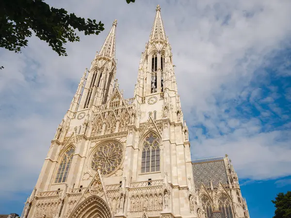 Viyana 'da güzel bir yaz tatili - Vatandaş Kilisesi Neo-Gotik Avusturya Kilisesi. Yaz yürüyüşü, tarihi sokakları keşfetmek, çarpıcı mimari, güneş ışığı altındaki canlı şehir atmosferi..