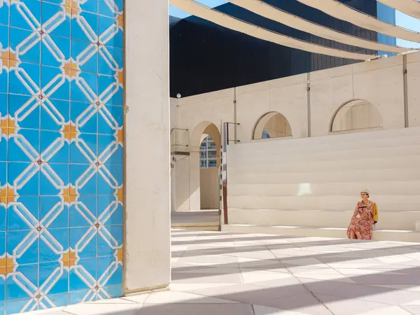 Abu Dabi 'de Qasr Al Hosn Parkı' nı keşfeden genç bir kadın. Yeşillik ve tarihi simgelerle çevrelenmiş, kentin kalbindeki sakin atmosfer ve Emirati mirasının tadını çıkarıyor..