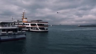 İstanbul, Türkiye - 3 Aralık 2023. İstanbul 'un Asyalı ve Avrupalı kesimleri arasında insanları taşıyan yolcu feribotunun İstanbul' da güzel manzarası.