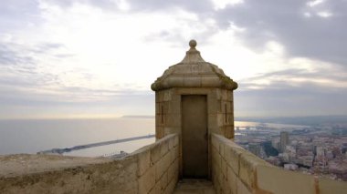 İspanya, Alicante 'ye bakan Santa Barbara Kalesi Castillo de Santa Barbara manzaralı. Çarpıcı manzara Akdeniz kıyı şeridi, şehir manzarası, tarihi mimari ve doğa içerir..