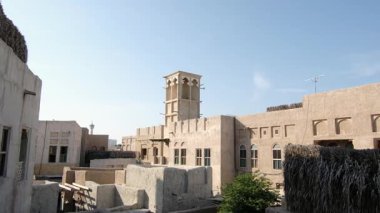 Dubai, Birleşik Arap Emirlikleri, 19 Ocak 2024: Al Seef yürümek ve yemek için uygun bir yer. Geleneksel Arap mimarisine sahip tarihi bölge. Eski binalar ve geleneksel Arap caddesi.