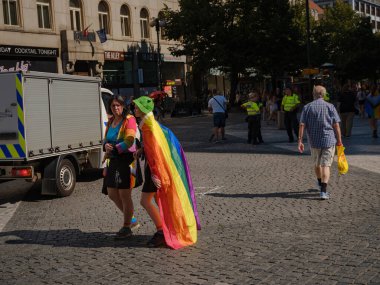 Prag, Çek Cumhuriyeti - 12 Ağustos 2023: Prag Onur Festivali Geçidi. Gökkuşağı ve diğer LGBT özellikleri ile parlak ve mutlu geçit ziyaretçileri