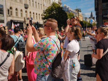Prag, Çek Cumhuriyeti - 12 Ağustos 2023: Prag Onur Festivali Geçidi. Gökkuşağı ve diğer LGBTQ özellikleri ile parlak ve mutlu geçit ziyaretçileri