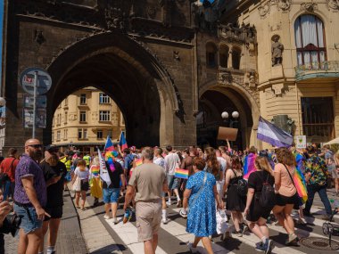 Prag, Çek Cumhuriyeti - 12 Ağustos 2023: Eski şehir merkezinde gurur ayı. Prag Onur Festivali Geçidi. Festivale farklı kostümlerle katılanlar, törenin başlangıcı