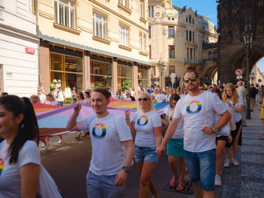 Prag, Çek Cumhuriyeti - 12 Ağustos 2023: Prag Onur Festivali Geçidi. Prag tarihi merkezindeki en eski şehir kapılarından biri olan Ortaçağ Toz Kulesi 'ndeki geçit töreninin başlangıcı.