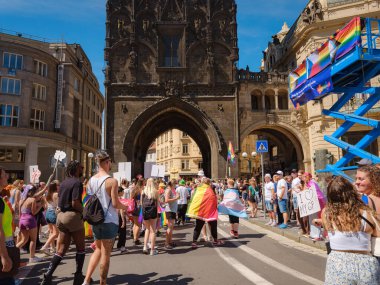 Prag, Çek Cumhuriyeti - 12 Ağustos 2023: Prag Onur Festivali Geçidi. Prag tarihi merkezindeki en eski şehir kapılarından biri olan Ortaçağ Toz Kulesi 'ndeki geçit töreninin başlangıcı.