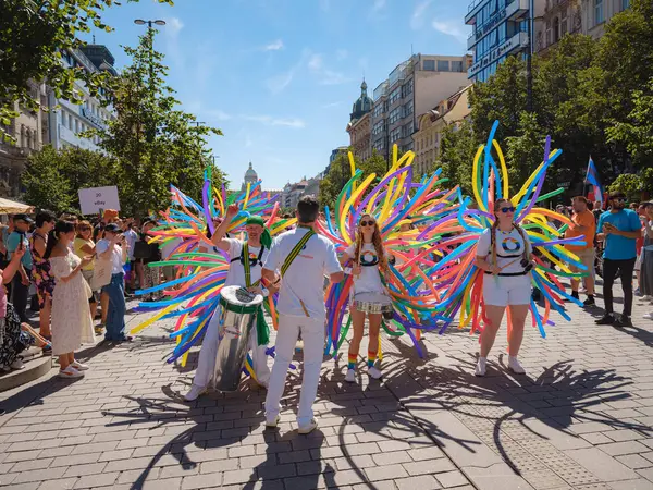 Prag, Çek Cumhuriyeti - 12 Ağustos 2023: Prag Onur Festivali Geçidi. Gey gururu sırasında renkli balonları olan kadınlar ve erkekler müzik enstrümanları çalıyor