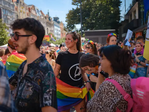 Prag, Çek Cumhuriyeti - 12 Ağustos 2023: Prag Onur Festivali Geçidi. Gökkuşağı ve diğer LGBTQ özellikleri ile parlak ve mutlu geçit ziyaretçileri