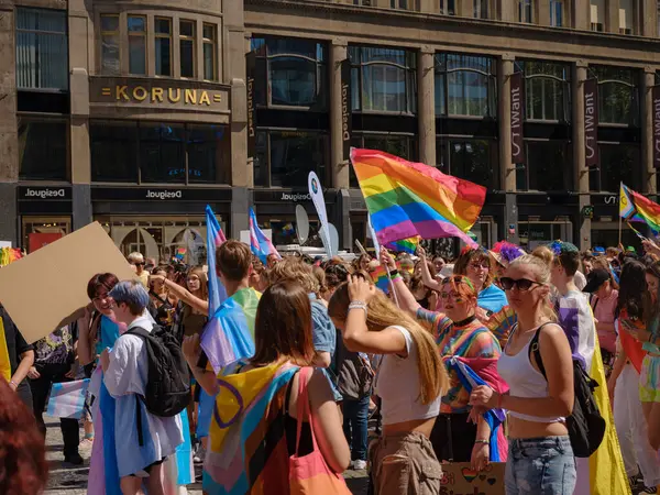 Prag, Çek Cumhuriyeti - 12 Ağustos 2023: Prag Onur Festivali Geçidi. Gökkuşağı ve diğer LGBTQ özellikleri ile parlak ve mutlu geçit ziyaretçileri.
