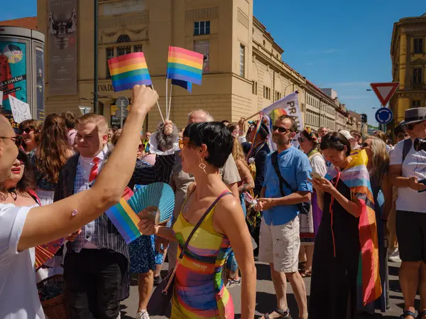 Prag, Çek Cumhuriyeti - 12 Ağustos 2023: Eski şehir merkezinde gurur ayı. Prag Onur Festivali Geçidi. Festivale farklı kostümlerle katılanlar, törenin başlangıcı