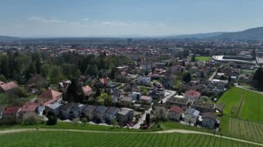 Slovenya, Maribor 'un güneşli bahar günündeki hava görüntüleri. Çatılar, şehir sokakları, tarihi binalar çiçek açan ağaçlar ve yeşil alanlarla çevrili, mükemmel bir kültür ve doğa karışımı sunuyorlar.