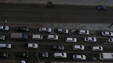 Abu Dabi, BAE -10 Ocak 2024: Otoyoldaki Şehir Trafiğinin Havadan Yukarıdan Aşağı Görünümü. Orta Doğu 'daki verimliliği ve hızlı gelişimi yansıtan bir sahne..