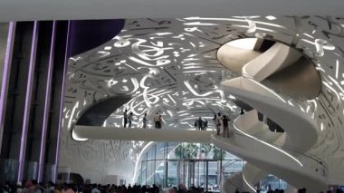 Dubai, BAE - 16 Ocak 2024: Geleceğin Müzesi 'nin modern iç kesimlerinden keyif alan turistler. Modern fütüristik müze mimar Shaun Killa tarafından tasarlandı..