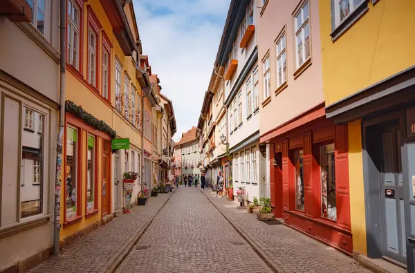 Erfurt, Almanya - 21 Mayıs 2023: Merchants Köprüsü üzerindeki ara sokak, Kraemerbruecke, Erfurt, Almanya. 1325 yılında inşa edilmiş. Alpler 'in kuzeyinde tamamen evlerle inşa edilmiş tek köprü.
