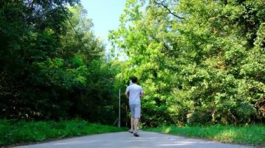 Tarlalar ve ormanlarla çevrili kırsal toprak yolda yürüyen bir adam kırsal hayatın huzurlu ve kırsal atmosferini yakalıyor. Yalnızlığı ve doğayı vurgulayan basit, sessiz bir sahne..
