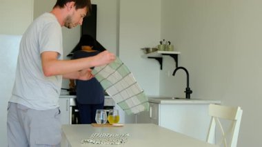 Bir çift, akşam yemeği ya da öğle yemeğinden önce birlikte ev yapımı öğle yemeği yiyor. Samimi bir zaman için hazırlanılıyor