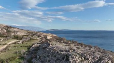 Stara Baska yakınlarındaki vahşi kayalık kıyı şeridi dramatik uçurumlar ve şeffaf deniz, dokunulmamış doğa ve havadan görünen uzak güzellik..