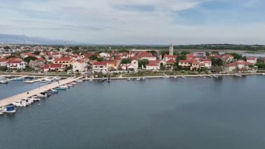 Nin 'in ilkbaharda insansız hava aracı tarafından ele geçirildiği tarihi sahil kasabası. Taştan evleri ve Adriyatik arkaplanı olan eski Nin kasabası, baharda Hırvatistan 'da miras ve kıyı cazibesini göstererek yukarıdan çekildi