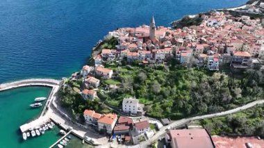 Hırvatistan, Krk Adası, Vrbnik 'in görüntüleri. Krk adasının doğu kıyısındaki bir köyün hava görüntüsü. Adriyatik Denizi