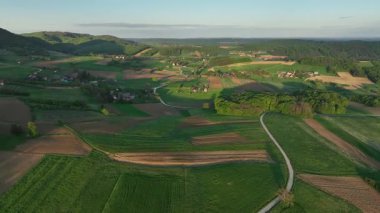 Arial manzaralı yeşil tepeler ve Hırvatistan kırsalında yuva yapmış köyler. İlkbahar manzarayı soluyor, otlaklar çiçek açmaya başlıyor geleneksel evler manzaralı vadiler ve yamaçlara saçılmış.