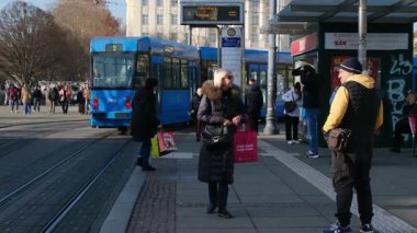 Zagreb, Hırvatistan - 13 Ocak 2025: Hırvatistan 'ın Zagreb kentindeki Main Train istasyonu veya Glavni Kolodvor yakınlarındaki sokak. Tramvaylı trafik, güneşli bir günde mavi bulutlu gökyüzü. Şehir taşımacılığı altyapısı.