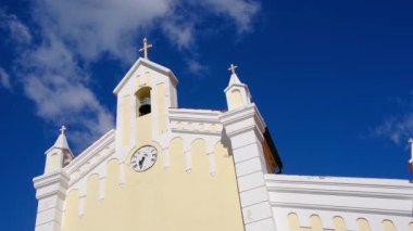 Krk, Hırvatistan - 30 Mart 2025. Hırvatistan 'ın batısındaki Primorje-Gorski İlçesi' nin Krk adasındaki Baska kasabasındaki eski kilise manzarası