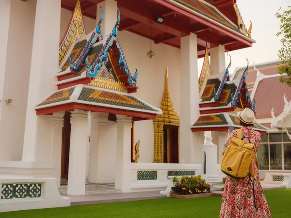 Bangkok 'taki Budist Tapınakları' nın yakınlarındaki Renkli Sokakları Keşfeden Kadın. Geleneksel mimari ve güzel Budist tapınaklarıyla çevrili Bangkok 'un büyüleyici sokaklarında gezen kadın gezgin..