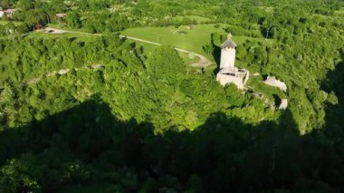 Korana yakınlarındaki yeşil tepede Ortaçağ Dreznik Grad 'ı. Yukarıdan görülen Dreznik Eski Kasabası 'nın tarihi kalıntıları Korana Nehri yakınlarındaki yemyeşil tepelere kurulmuştu. Huzurlu ve sinematik bahar manzarası