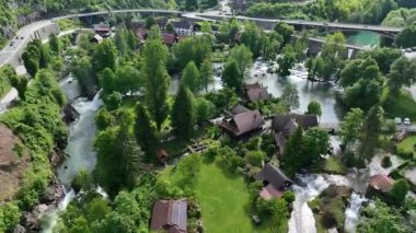 Slunj ve Korana nehirlerindeki Rastoke su değirmeni köyü. Şelaleleri, ahşap evleri, nehirleri akan sevimli Rastoke köyü. Hırvatistan 'ın göbeğindeki peri masalı bahar mevkiinin havadan görünüşü