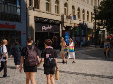 Prag, Çek Cumhuriyeti - 12 Ağustos 2023: Prag Onur Festivali Geçidi. Gökkuşağı ve diğer LGBTQ özellikleri ile parlak ve mutlu geçit ziyaretçileri