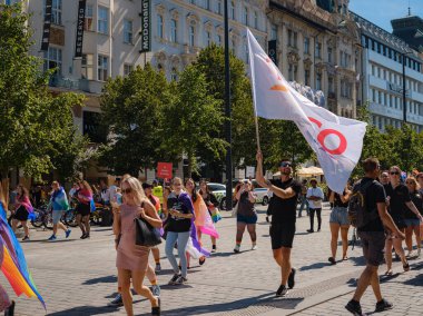 Prag, Çek Cumhuriyeti - 12 Ağustos 2023: Eski şehir merkezinde gurur ayı. Prag Onur Festivali Geçidi. Tesco Şirketi