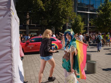 Prag, Çek Cumhuriyeti - 12 Ağustos 2023: Prag Onur Festivali Geçidi. Gökkuşağı ve diğer LGBTQ özellikleri ile parlak ve mutlu geçit ziyaretçileri