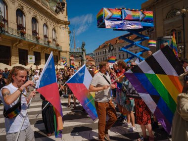 Prag, Çek Cumhuriyeti - 12 Ağustos 2023: Eski şehir merkezinde gurur ayı. Prag Onur Festivali Geçidi. Festivale farklı kostümlerle katılanlar, törenin başlangıcı