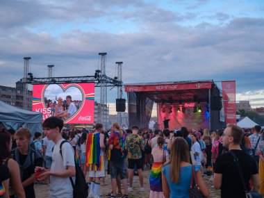 Prag, Çek Cumhuriyeti - 12 Ağustos 2023: Geleneksel Prag Gay Onur Yürüyüşü katılımcıları. Prag Onur Festivali Geçidi.