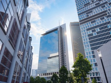 Frankfurt, Almanya - 18 Mayıs 2023: Frankfurt 'ta iş bölgesinde modern gökdelenlerin alt görünümü
