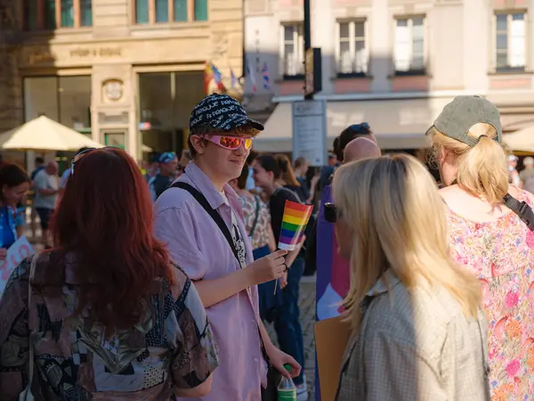 Prag, Çek Cumhuriyeti - 12 Ağustos 2023: Prag Onur Festivali Geçidi. Gökkuşağı ve diğer LGBT özellikleri ile parlak ve mutlu geçit ziyaretçileri