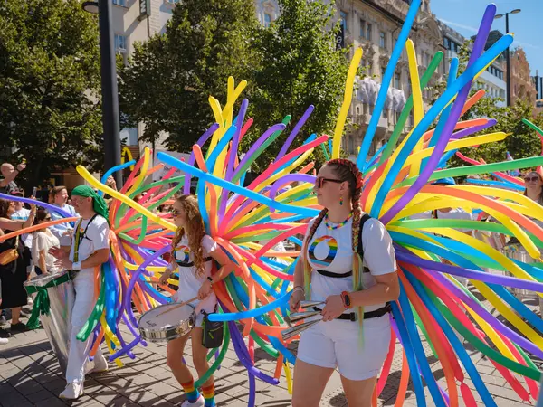 Prag, Çek Cumhuriyeti - 12 Ağustos 2023: Prag Onur Festivali Geçidi. Gey gururu sırasında renkli balonları olan kadınlar ve erkekler müzik enstrümanları çalıyor