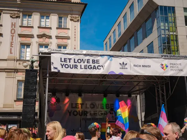 Prag, Çek Cumhuriyeti - 12 Ağustos 2023: Prag Onur Festivali Geçidi. Festivalin ana sahnesi ve seyircileri