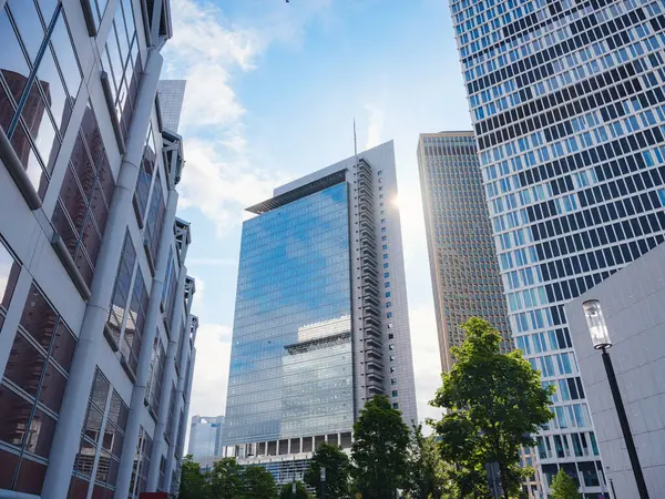 Frankfurt, Almanya - 18 Mayıs 2023: Frankfurt 'ta iş bölgesinde modern gökdelenlerin alt görünümü