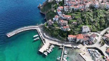 Hırvatistan, Krk Adası, Vrbnik 'in görüntüleri. Krk adasının doğu kıyısındaki bir köyün hava görüntüsü. Adriyatik Denizi