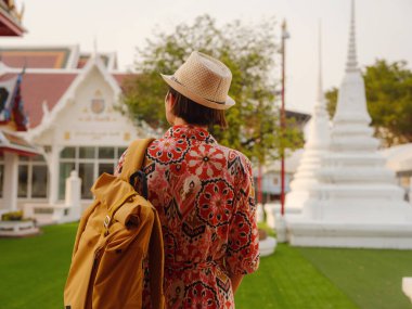 Bangkok 'taki Budist Tapınakları' nın yakınlarındaki Renkli Sokakları Keşfeden Kadın. Geleneksel mimari ve güzel Budist tapınaklarıyla çevrili Bangkok 'un büyüleyici sokaklarında gezen kadın gezgin..