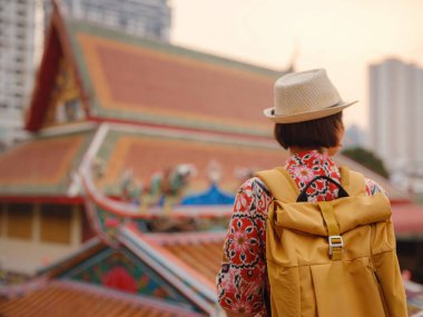 Bangkok 'taki Budist Tapınakları' nın yakınlarındaki Renkli Sokakları Keşfeden Kadın. Geleneksel mimari ve güzel Budist tapınaklarıyla çevrili Bangkok 'un büyüleyici sokaklarında gezen kadın gezgin..