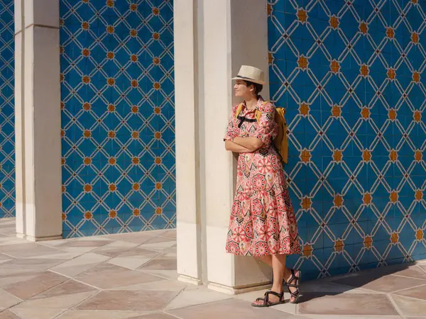 Abu Dabi 'de Qasr Al Hosn Parkı' nı keşfeden genç bir kadın. Yeşillik ve tarihi simgelerle çevrelenmiş, kentin kalbindeki sakin atmosfer ve Emirati mirasının tadını çıkarıyor..