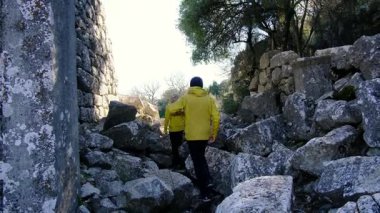 Genç gezginler antik amfitiyatroyu ve Termessos kalıntılarını keşfettiler. Yürümek, tırmanmak, manzaranın ve sıcak Türk ışığında antik tarihin tadını çıkarmak.