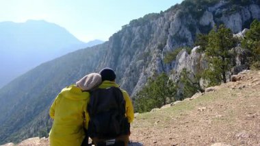 Genç çift güneşli bir günde Termessos yakınlarında antik dağları keşfeder. Sıcak ışık, kayalık patikalar, panoramik manzaralar, Türkiye 'de macera aşkı ve vahşi doğa.