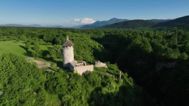 Korana yakınlarındaki yeşil tepede Ortaçağ Dreznik Grad 'ı. Yukarıdan görülen Dreznik Eski Kasabası 'nın tarihi kalıntıları Korana Nehri yakınlarındaki yemyeşil tepelere kurulmuştu. Huzurlu ve sinematik bahar manzarası