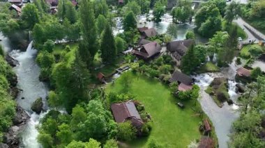 Slunj ve Korana nehirlerindeki Rastoke su değirmeni köyü. Şelaleleri, ahşap evleri, nehirleri akan sevimli Rastoke köyü. Hırvatistan 'ın göbeğindeki peri masalı bahar mevkiinin havadan görünüşü